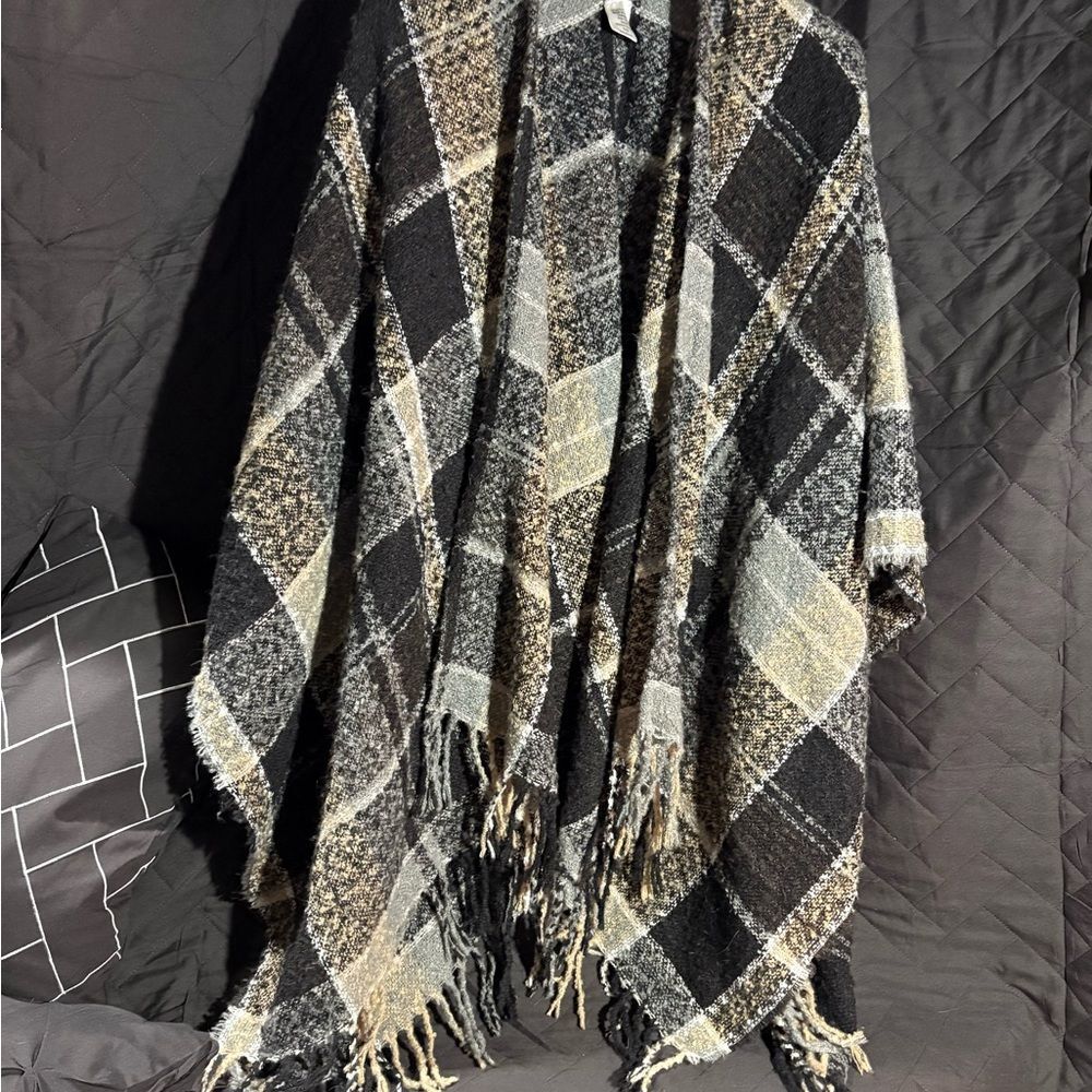 GANZ Large Plaid Pattern Textured Cape with Fringe #2477